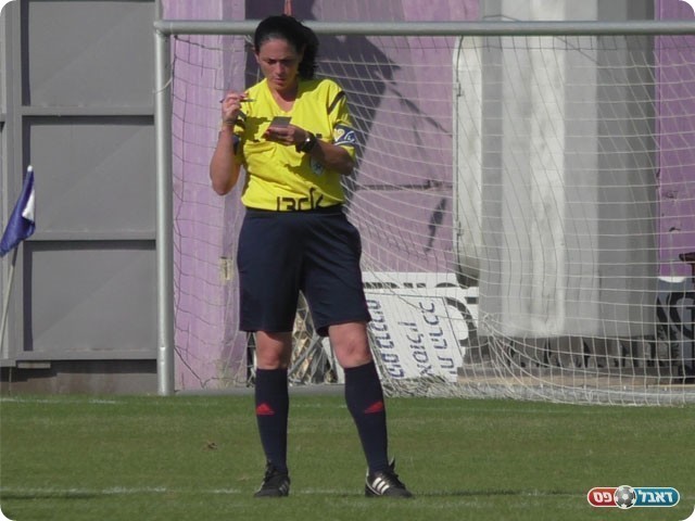 שופטת המשחק (שקד מורג)